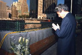 Koizumi visits 'Ground Zero,' prays for victims